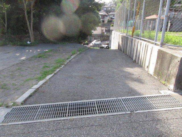 東側道路より現地を臨む