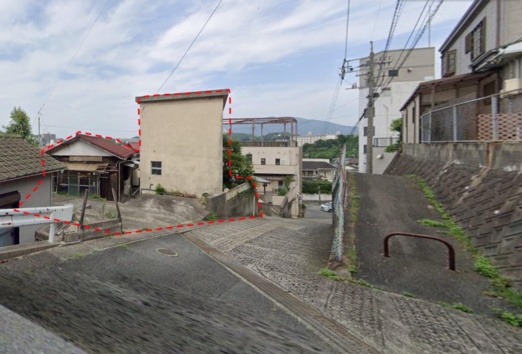 前面道路から見た建物と駐車場