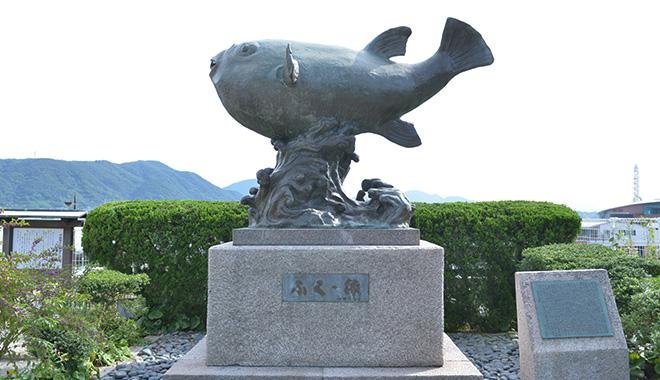 亀山八幡宮の世界一のふくの像